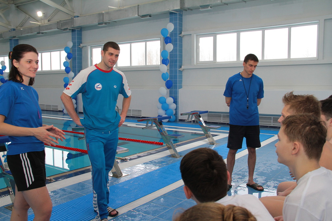 Мастер-класс по плаванию детям дал серебряный призер Олимпийских игр 2008 года, мастер спорта по плаванию Евгений Логунов(в центре)