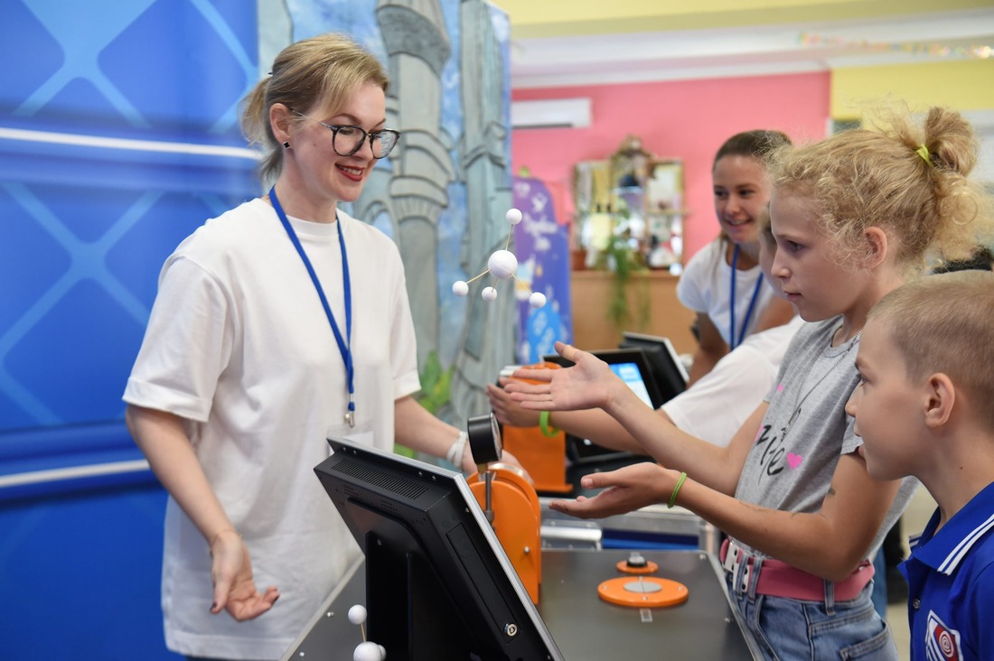 Работники «Газпром трансгаз Югорска» организовали для детей из ДНР посещение мобильного музея и вручили подарки