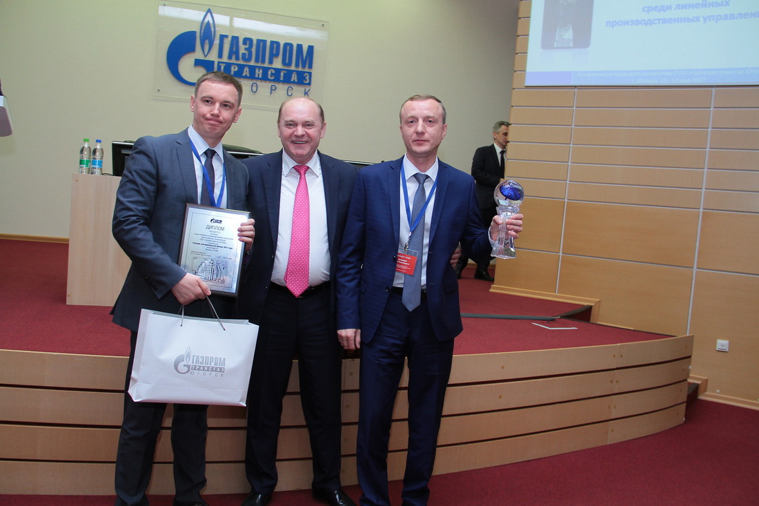 Петр Созонов вручает диплом победителя начальнику Таежного ЛПУМГ Сергею Черному (слева)