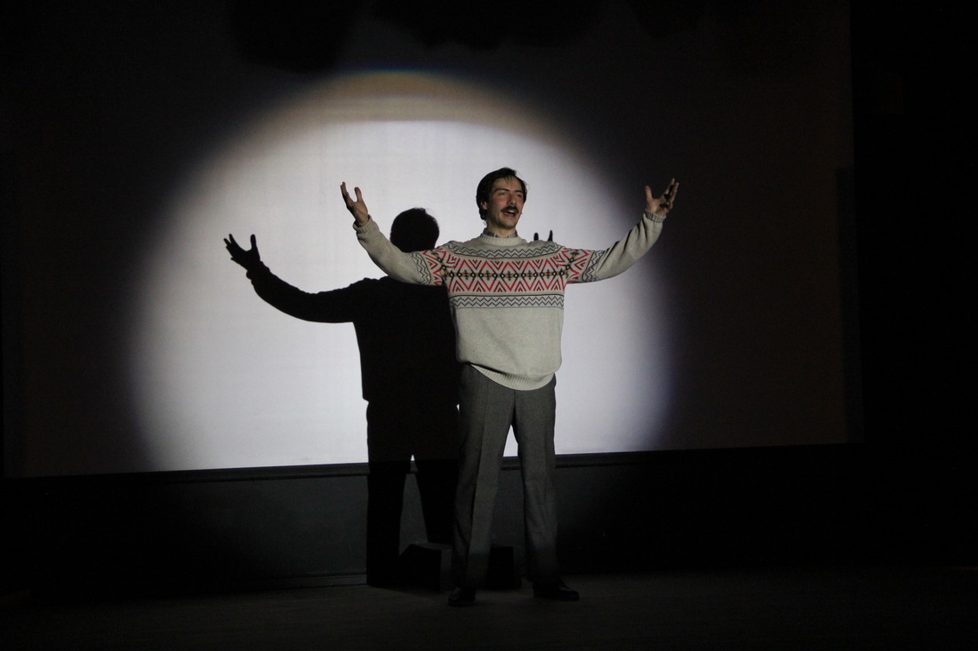 Александр Фучило исполняет роль Владимира Власенко в спектакле «Простое счастье»