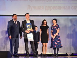 Юрий Холманский (первый слева) вручил награду за первое место Денису Нядонги (Надымское УТТиСТ)