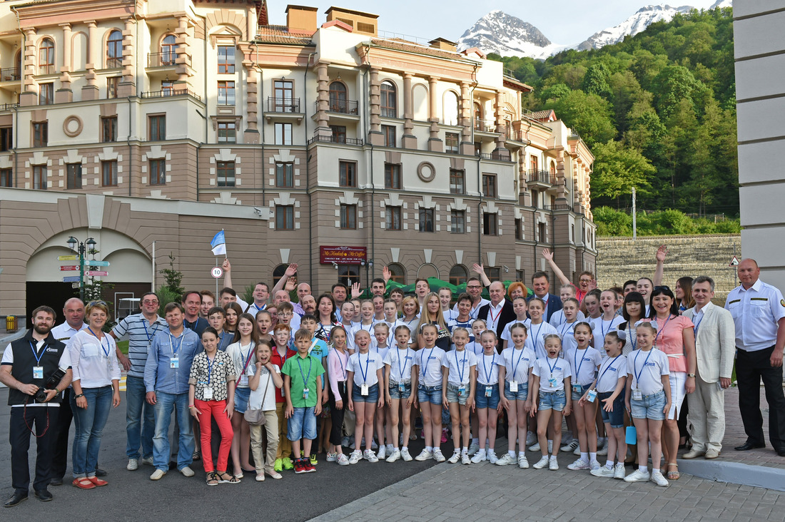 Петр Созонов (в центре) с участниками VI корпоративного фестиваля «Факел» в Сочи