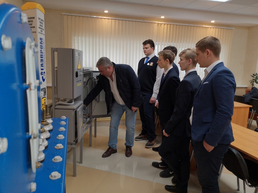 Специалисты ООО «Газпром трансгаз Югорск» знакомят учащихся с оборудованием производственных объектов компании