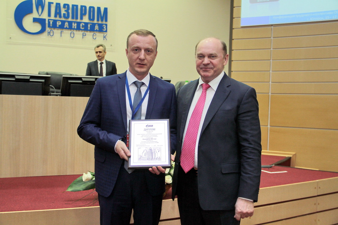 Петр Созонов вручает диплом победителя Олегу Рогожкину