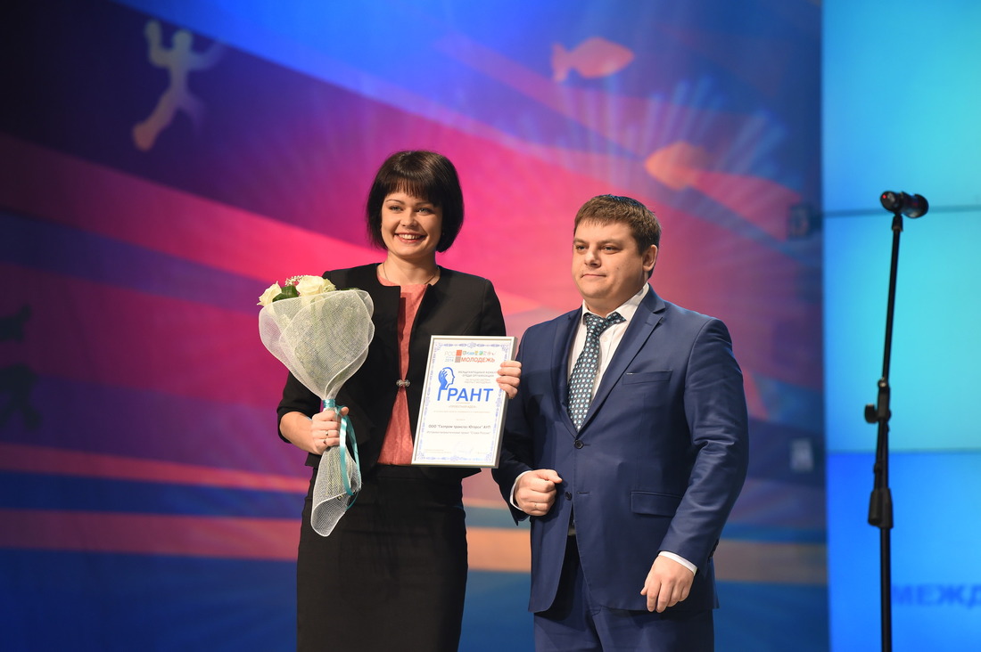 Павел Фадеичев вручает грант Ксении Астапенко