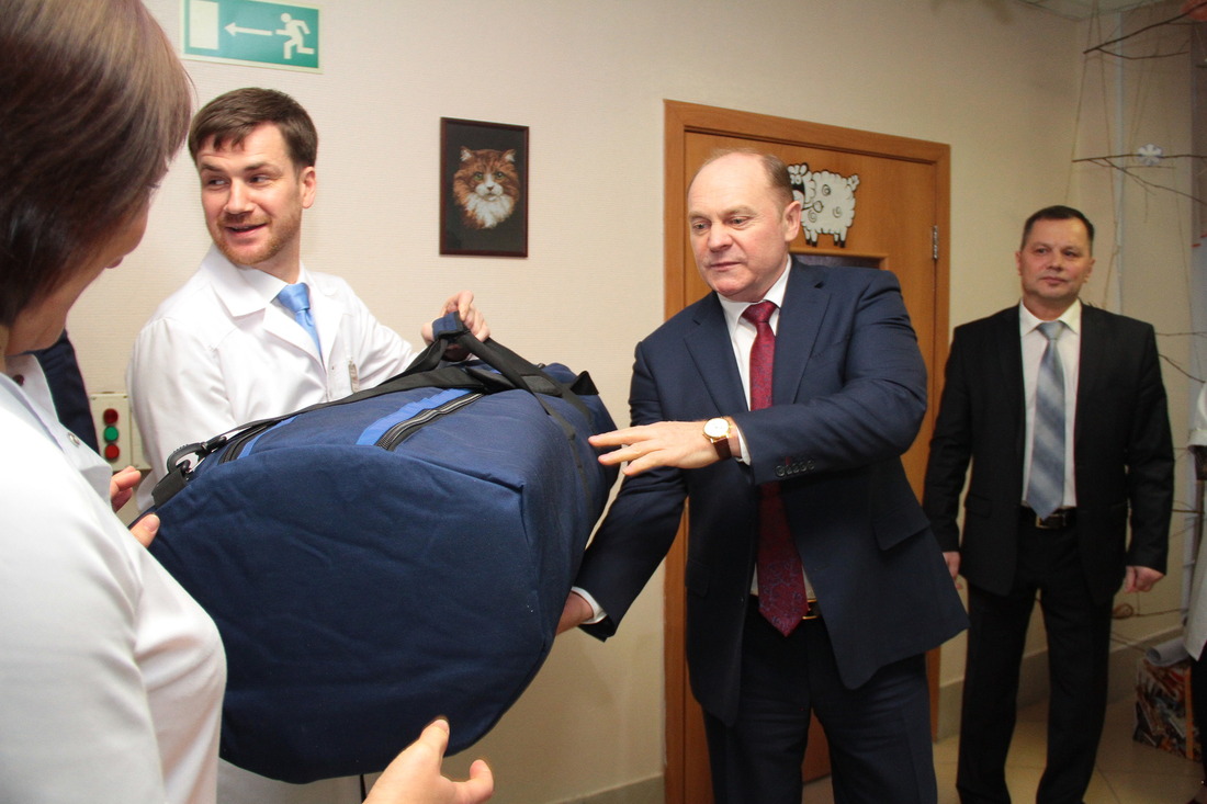 Петр Созонов вручает главному врачу Федору Медведеву кювез для транспортировки новорожденных