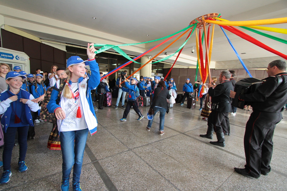 В аэропорту города Сочи делегацию из Югорска встречали песнями и танцами