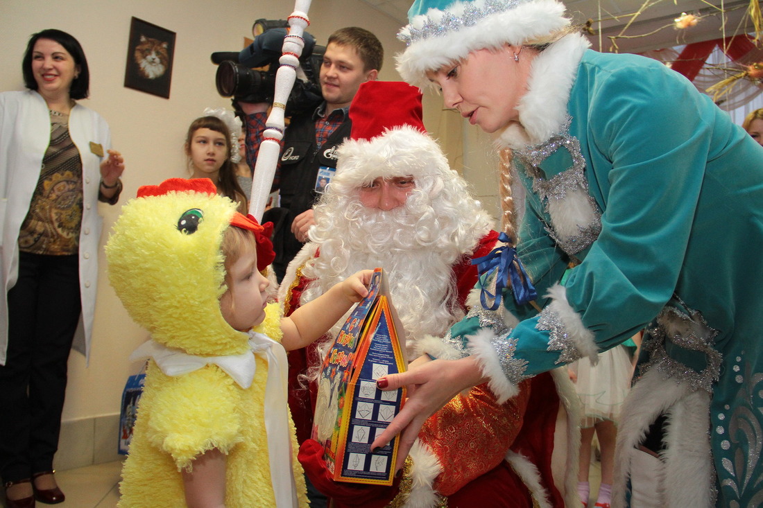Дед Мороз вручает подарки от газовиков