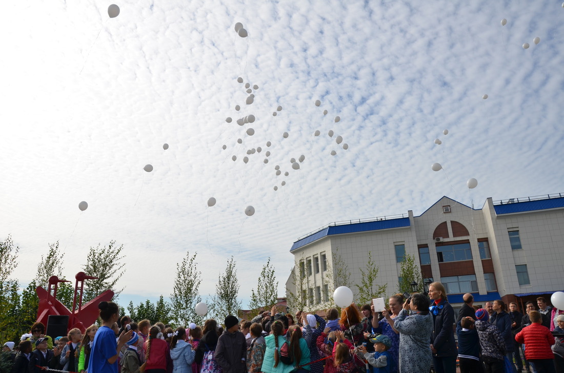 В дань памяти о погибших в небо запустили десятки белых шаров