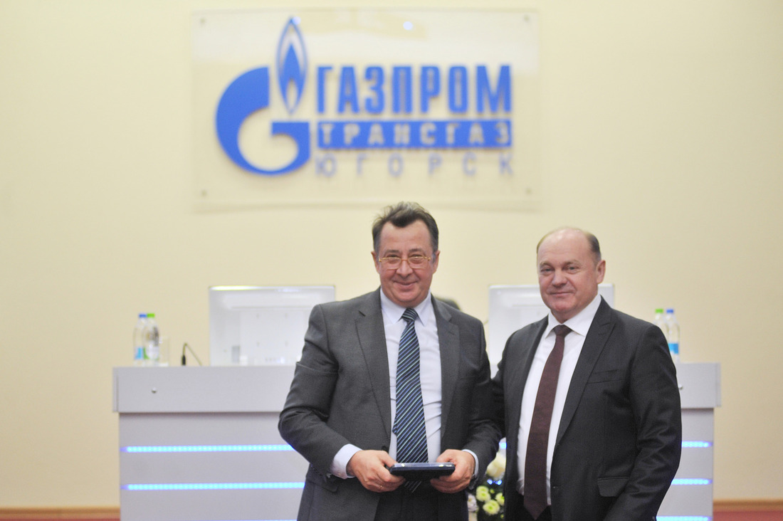 Главный бухгалтер Общества (слева) удостоен звания «Почетный работник ПАО "Газпром"»