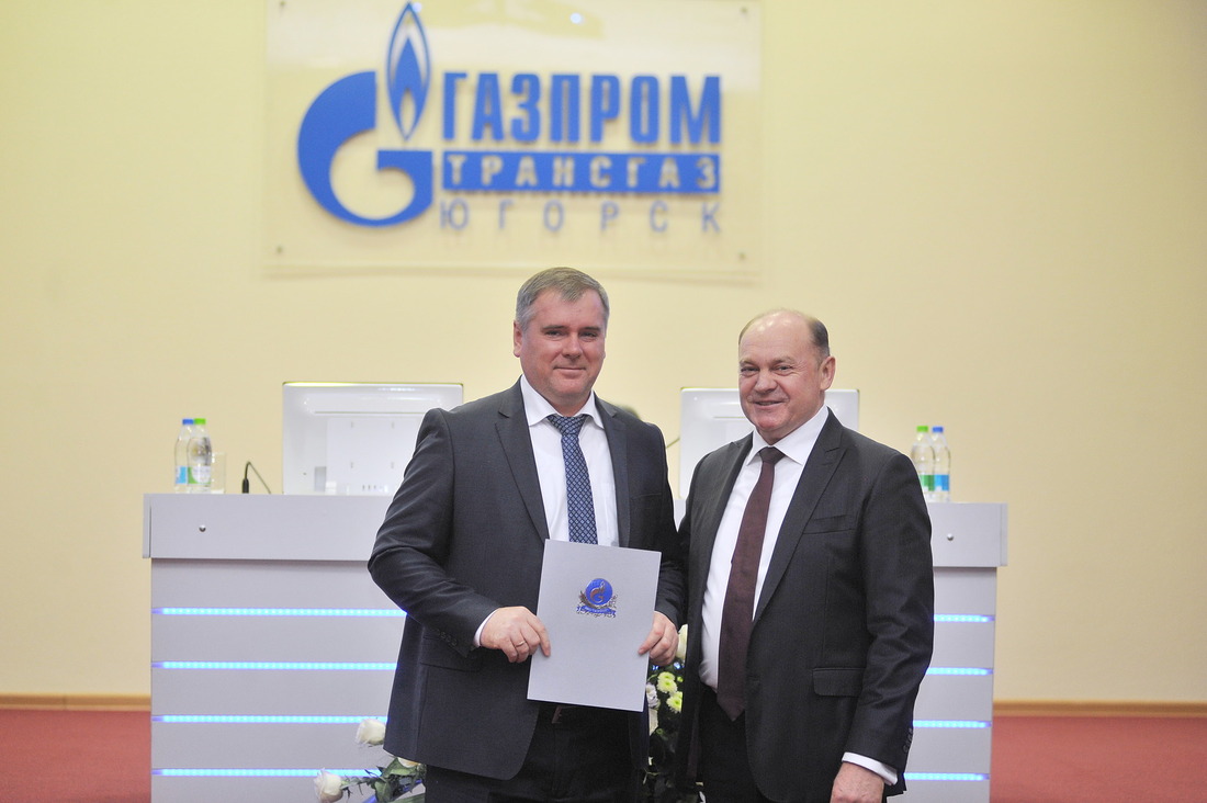 Благодарность ПАО «Газпром» объявлена начальнику производственного отдела защиты от коррозии ООО «Газпром трансгаз Югорск» (слева)