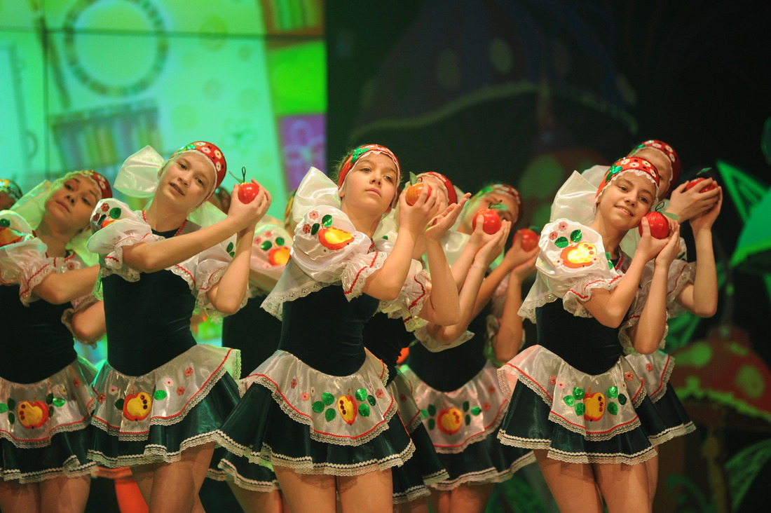 Танцевальный номер "Яблонька" исполняет старшая возрастная группа ансамбля "Лапушки"