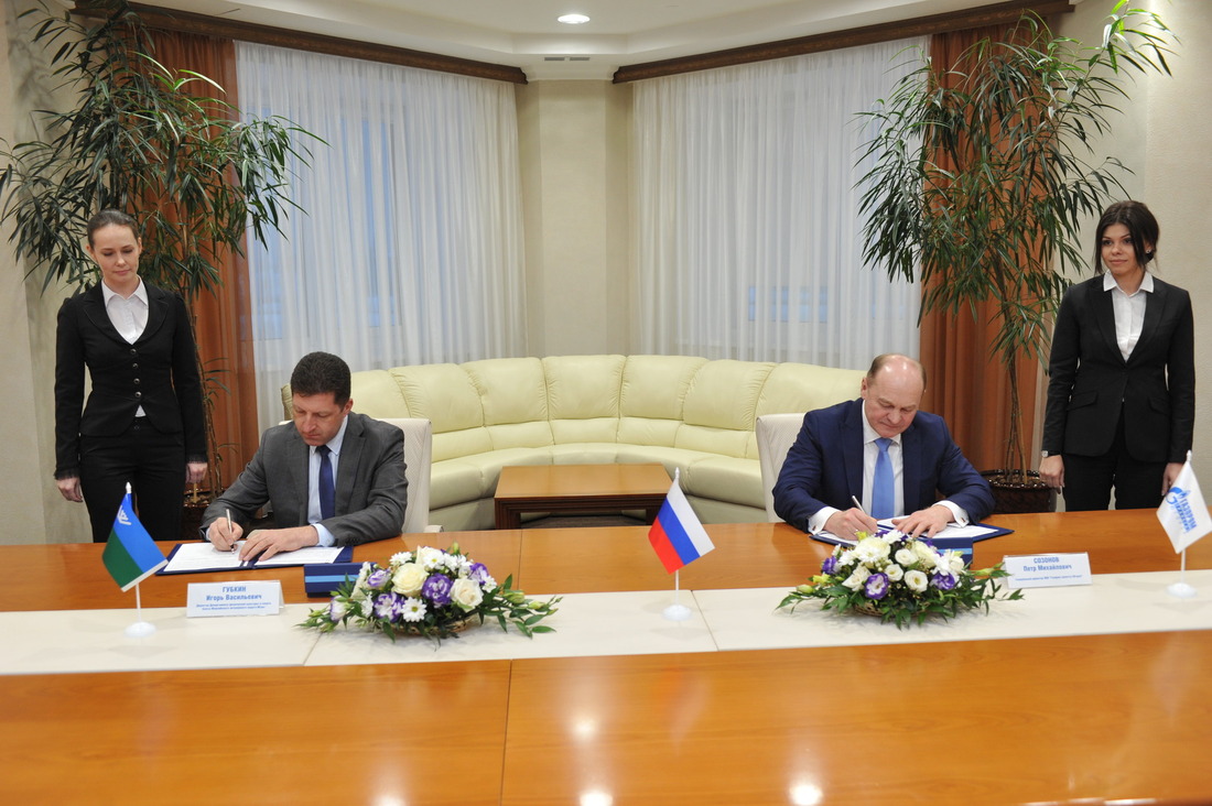 Игорь Губкин и Петр Созонов во время подписания соглашения