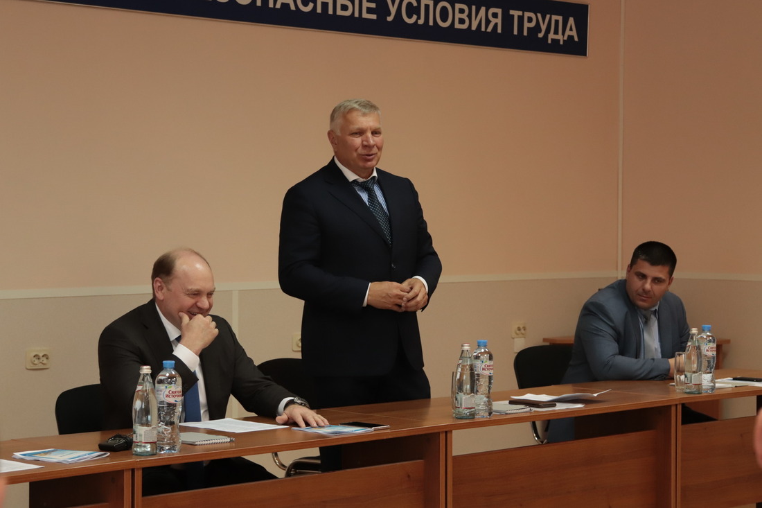Глава городского округа Ивдель Петр Соколюк (в центре) поблагодарил руководство компании "Газпром трансгаз Югорск" за сотрудничество
