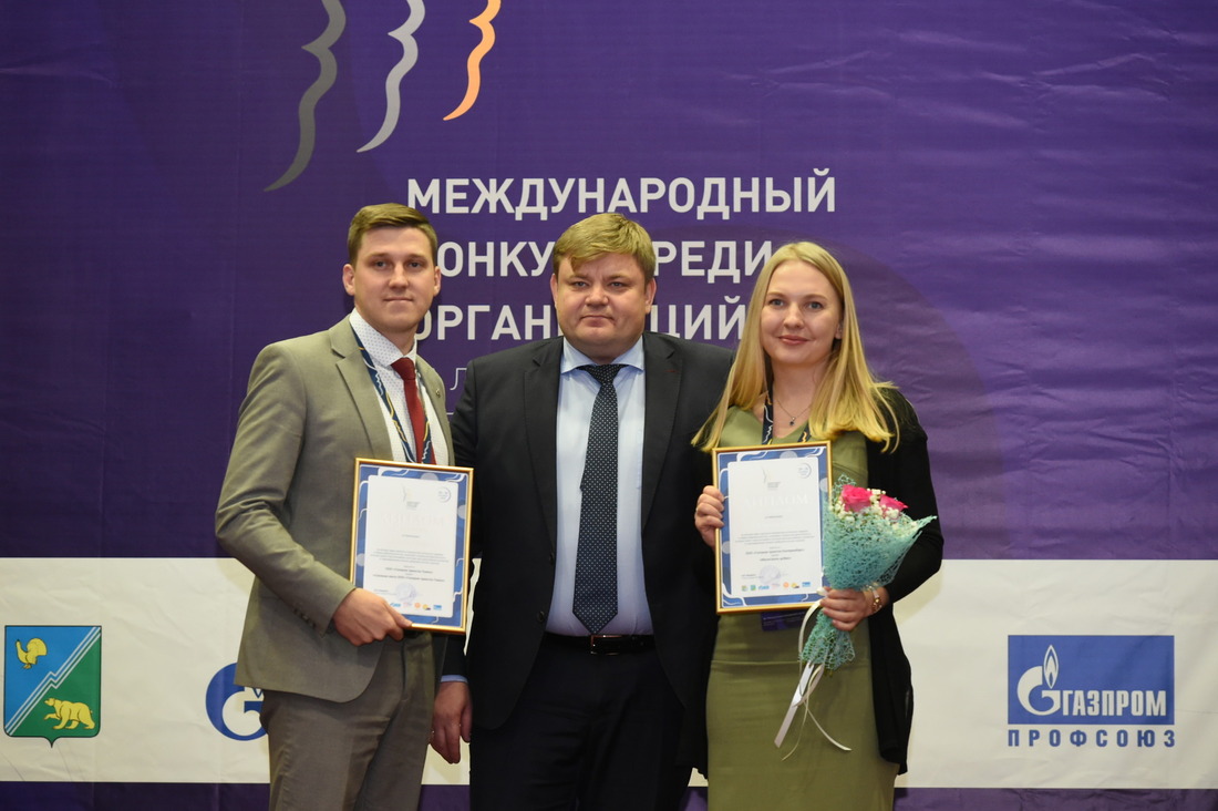 Глава Югорска Андрей Бородкин (в центре) с призерами Международного конкурса