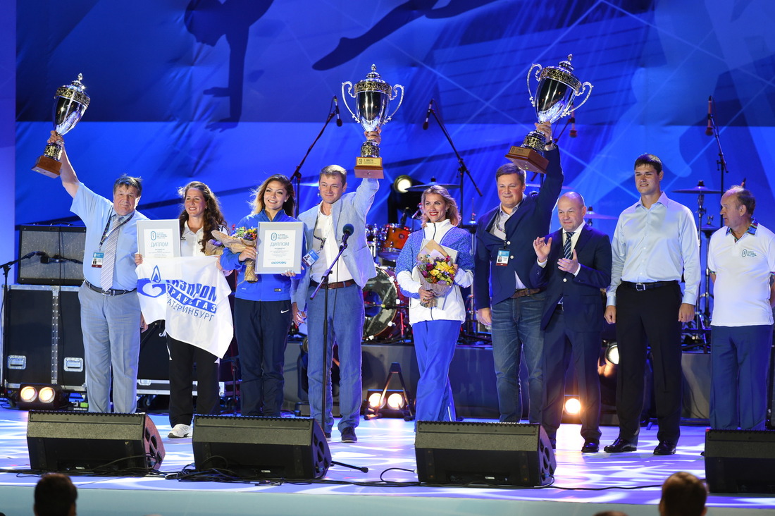 Победители (справа) и призеры XI летней спартакиады ПАО "Газпром"