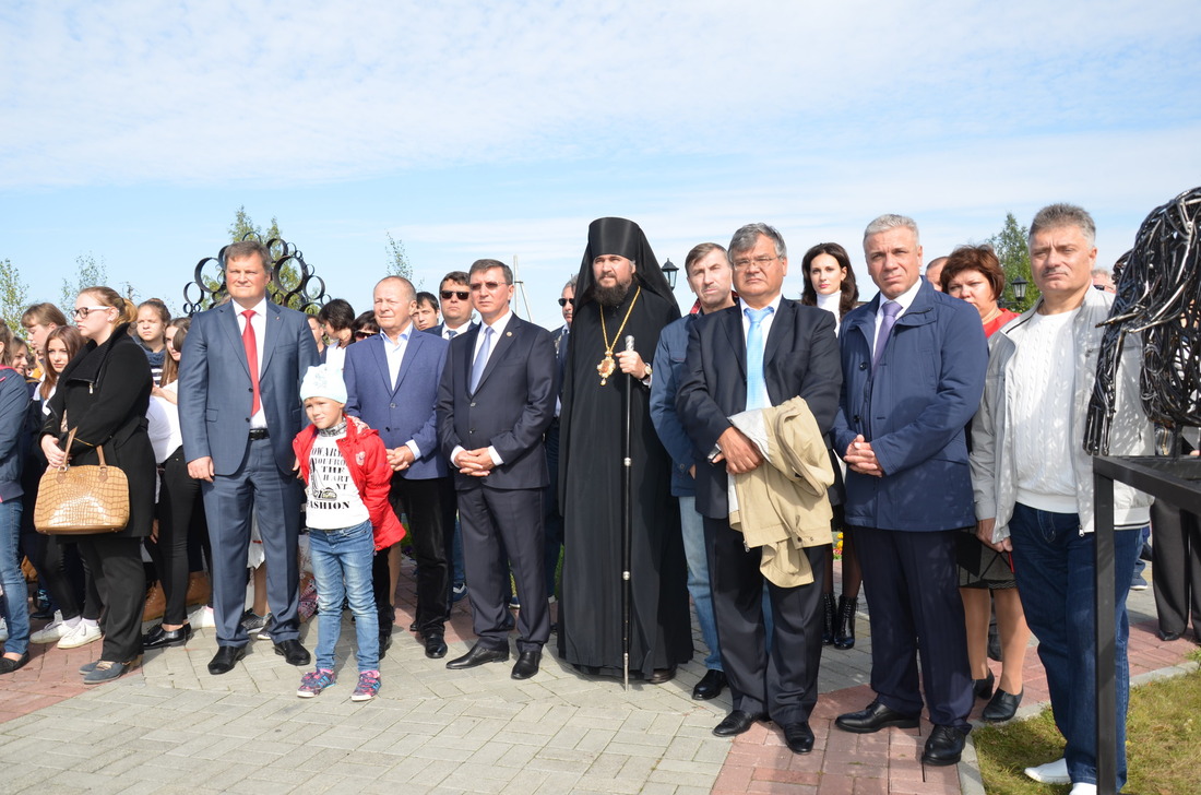 В центре слева направо Андрей Годлевский, Борис Галкин, Раис Салахов, епископ Фотий