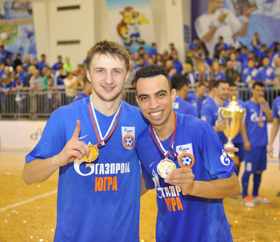 Игроки югорской команды Данил Давыдов и Дос Сантос Эдельсон Робсон (Робиньо) (слева направо)