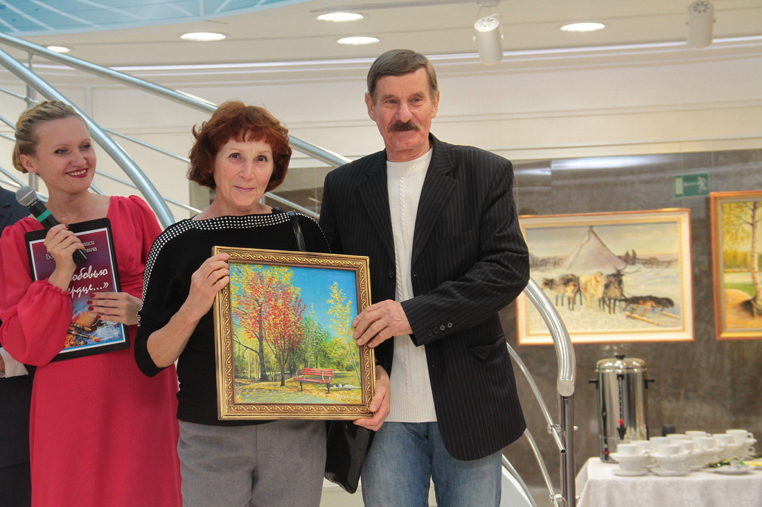 Богдан Чернобай подарил несколько своих картин присутствующим