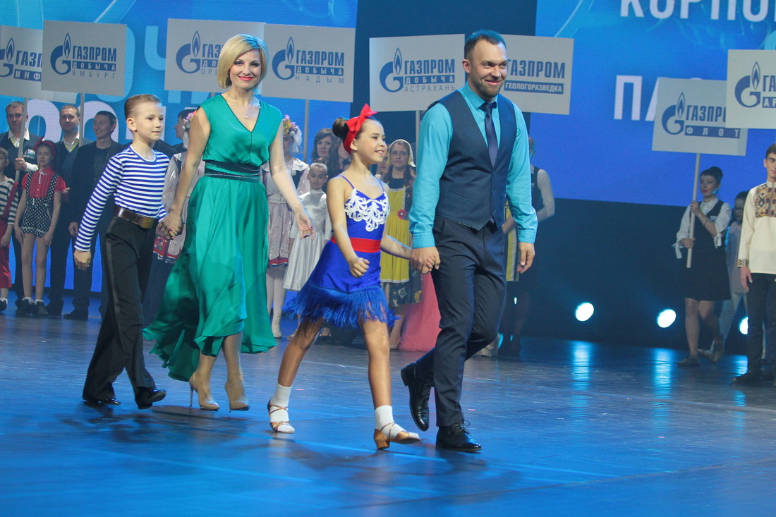 В параде делегаций Югорск представляли вокальный дуэт «Планета А» и танцоры ТСК «Кредо»