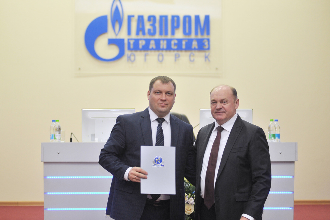 Благодарность ПАО «Газпром» объявлена начальнику Пангодинского ЛПУМГ (слева)