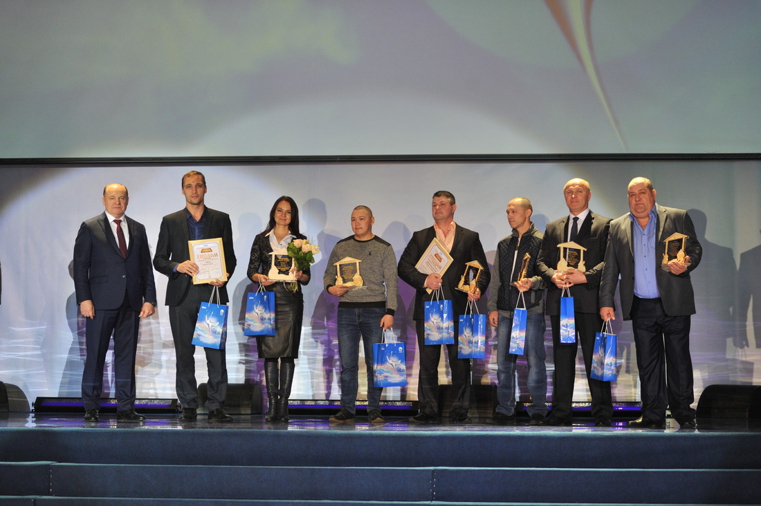 Генеральный директор Общества Петр Созонов с победителями и призерами конкурса «Тропа сказок»