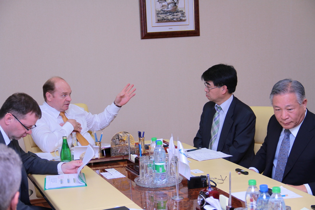 Перт Созонов (в центре) с представителями японских корпораций на совещании
