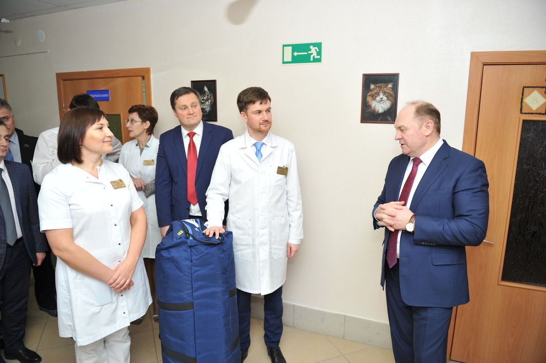 Главный врач показывает детское отделение Петру Созонову
