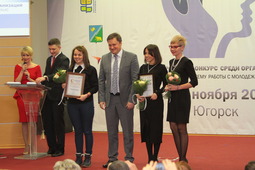 Андрей Годлевский (в центре) вручил дипломы и грант победителям в номинации "Корпоративная молодежная культура"