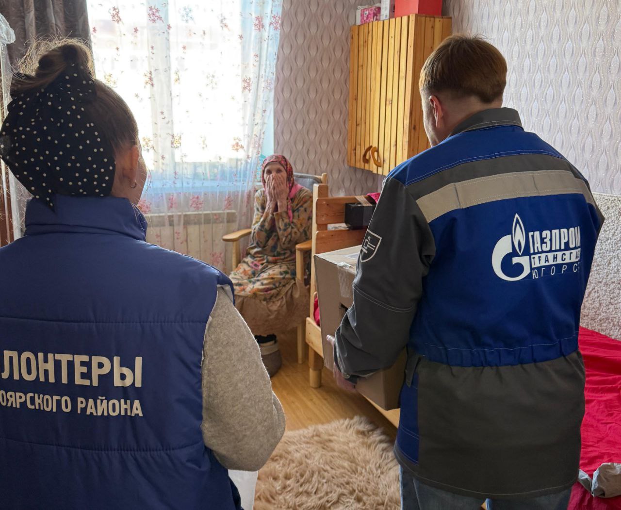 Добровольцы ООО «Газпром трансгаз Югорск» вручают памятные подарки