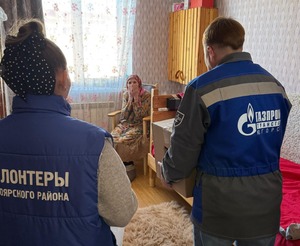 Добровольцы ООО «Газпром трансгаз Югорск» вручают памятные подарки