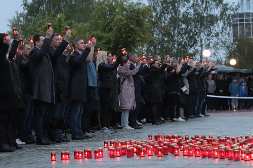 Сотрудники Общества выстроились в слово "ПОМНИМ" и зажгли лампадки в память о погибших воинах