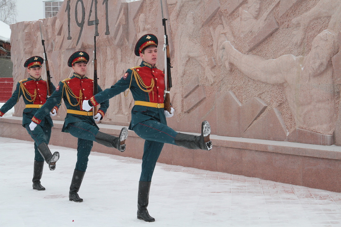 У Мемориального комплекса "Воинской славы" в г. Югорске