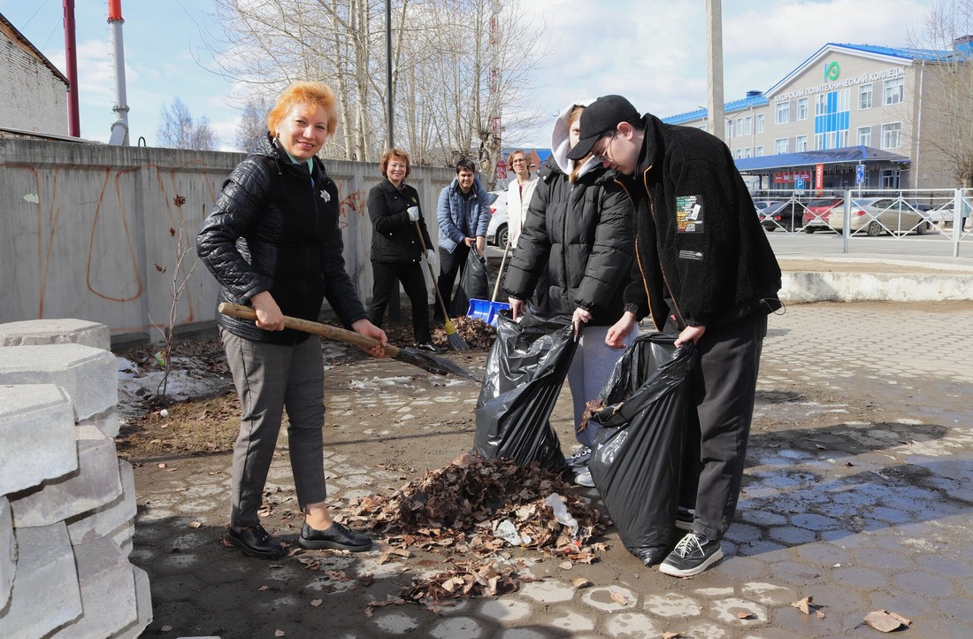 Вместе с сотрудниками Учебно-производственного центра в субботнике участвовали студенты кафедры «Энергетика»