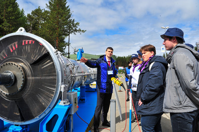 Сотрудники ООО «Газпром трансгаз Югорск» рассказывают об особенностях технологического процесса транспортировки газа
