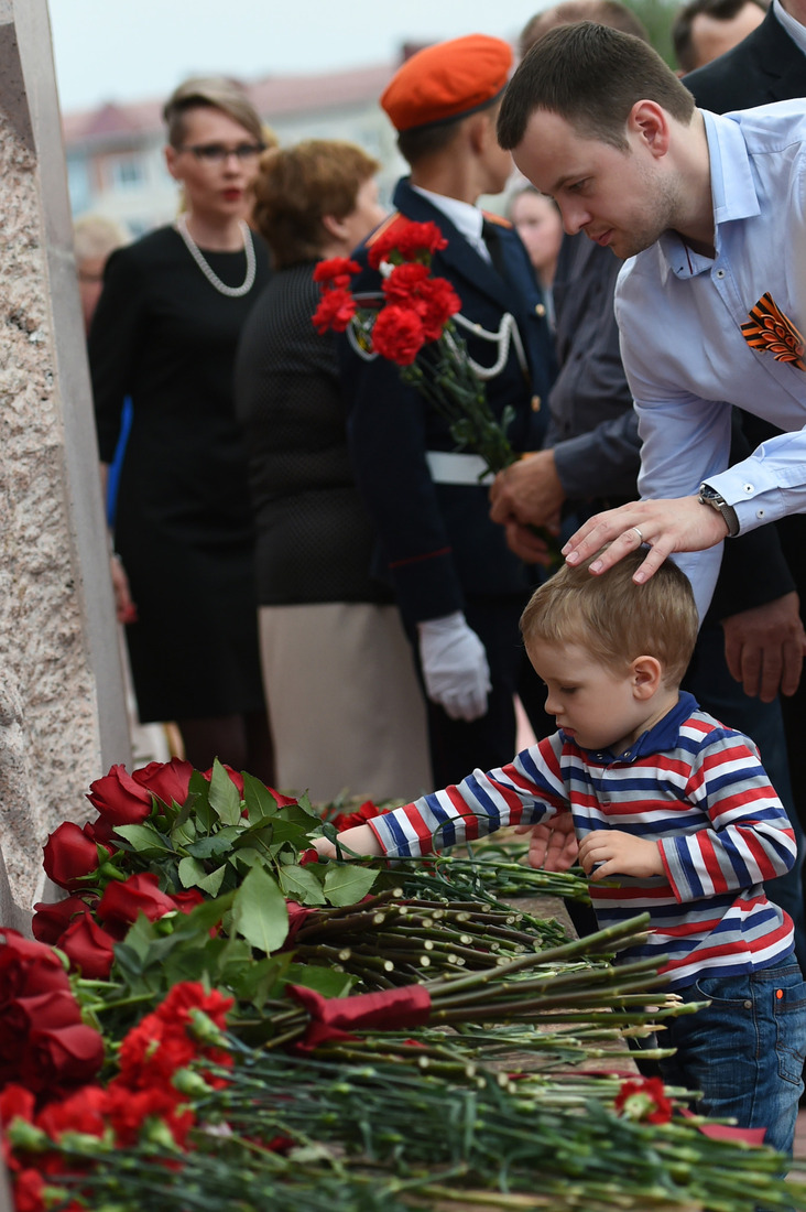 Возложение цветов к Мемориалу