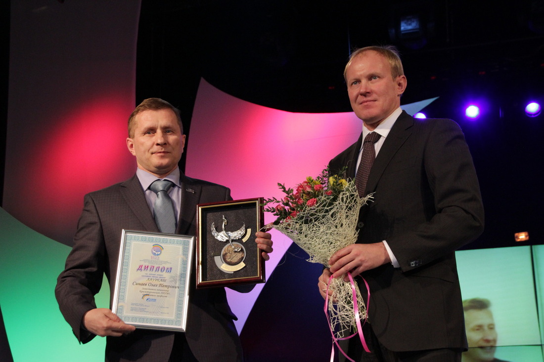 Сергей Чепиков (справа) вручает Премию "Белую птицу"
