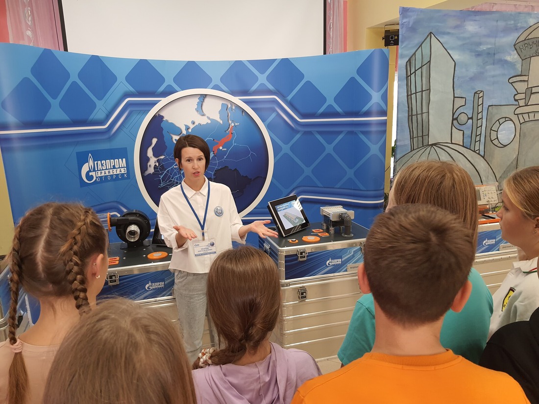 Маленькие гости из Макеевки с интересом изучали экспонаты мобильного музея газотранспортной компании