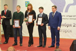 Павел Фадеичев (первый справа) вручил дипломы и грант победителям в номинации "Экологический десант"