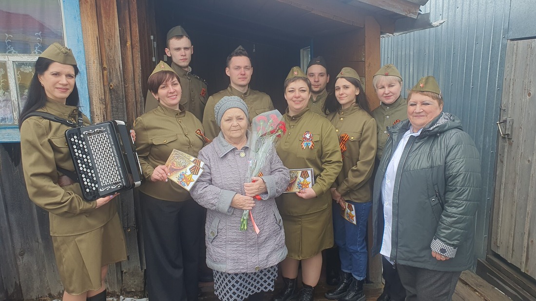 Под песни военных лет сотрудники Перегребненского ЛПУМГ вручили ветеранам подарки