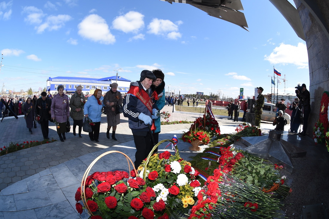 Возложение цветов к мемориалу «Защитникам Отечества и первопроходцам земли Югорской»