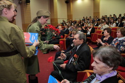 Ветеранам вручили цветы и «Книгу Памяти»