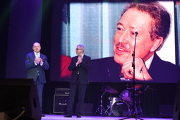 Организаторы Фестиваля учредили Премию Станислава Бэлзы. (Слева направо) на сцене Петр Созонов и Семен Мильштейн