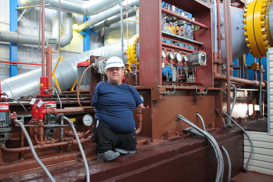 Александр Соломенник впервые знакомится с профессиями газовой отрасли