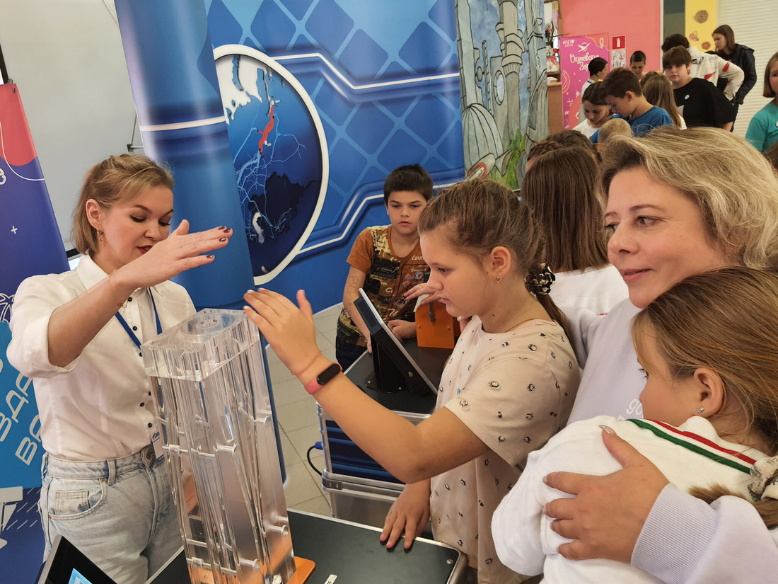 Маленькие гости из Макеевки с интересом изучали экспонаты мобильного музея газотранспортной компании