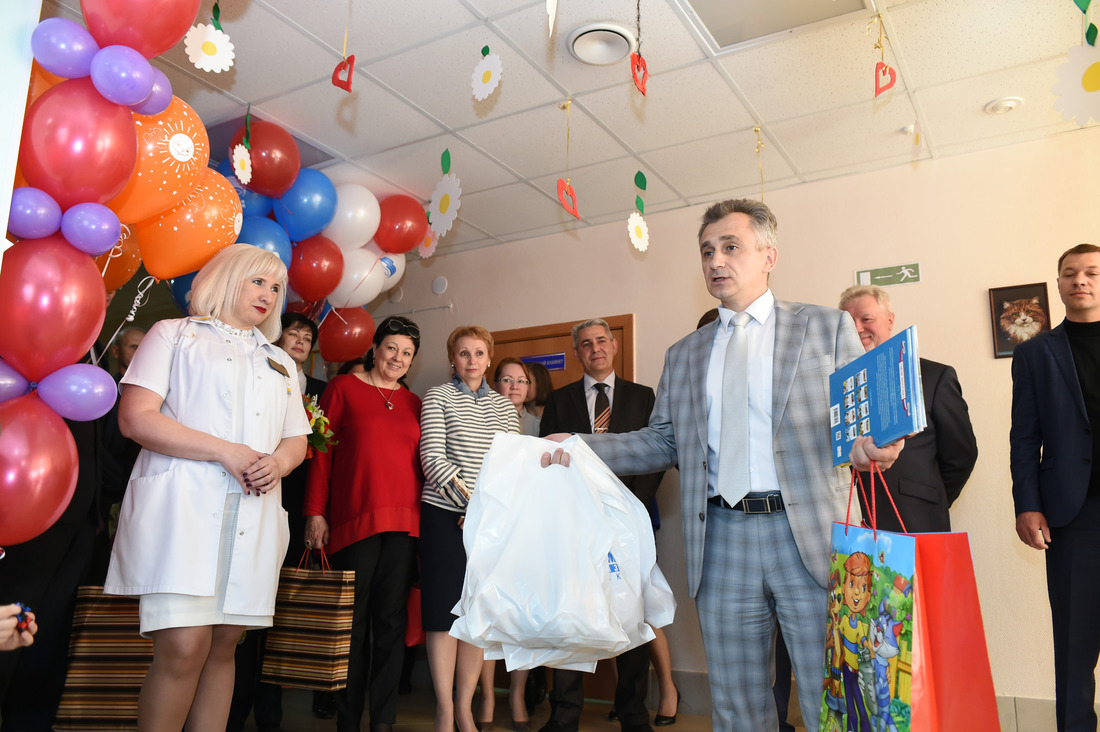 Ребят поздравляет Алексей Михолап, председатель Объединенной профсоюзной организации ООО «Газпром трансгаз Югорск»