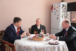 Андрей Годлевский (слева) и Петр Созонов (справа) поздравили с Днем Победы ветерана войны