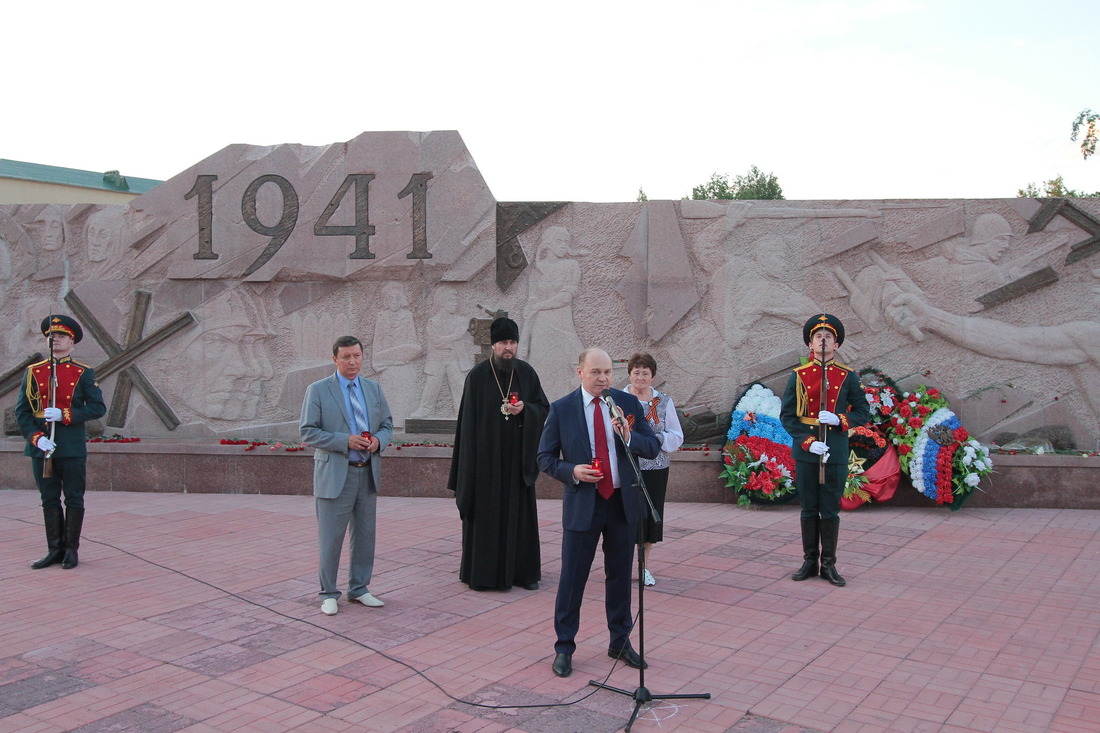 На заднем плане слева направо: Раис Салахов, епископ Фотий, Клавдия Рыжова
