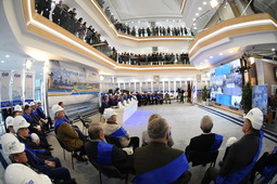 Участники и зрители Почетной вахты, посвященной 50-летию газотранспортной компании