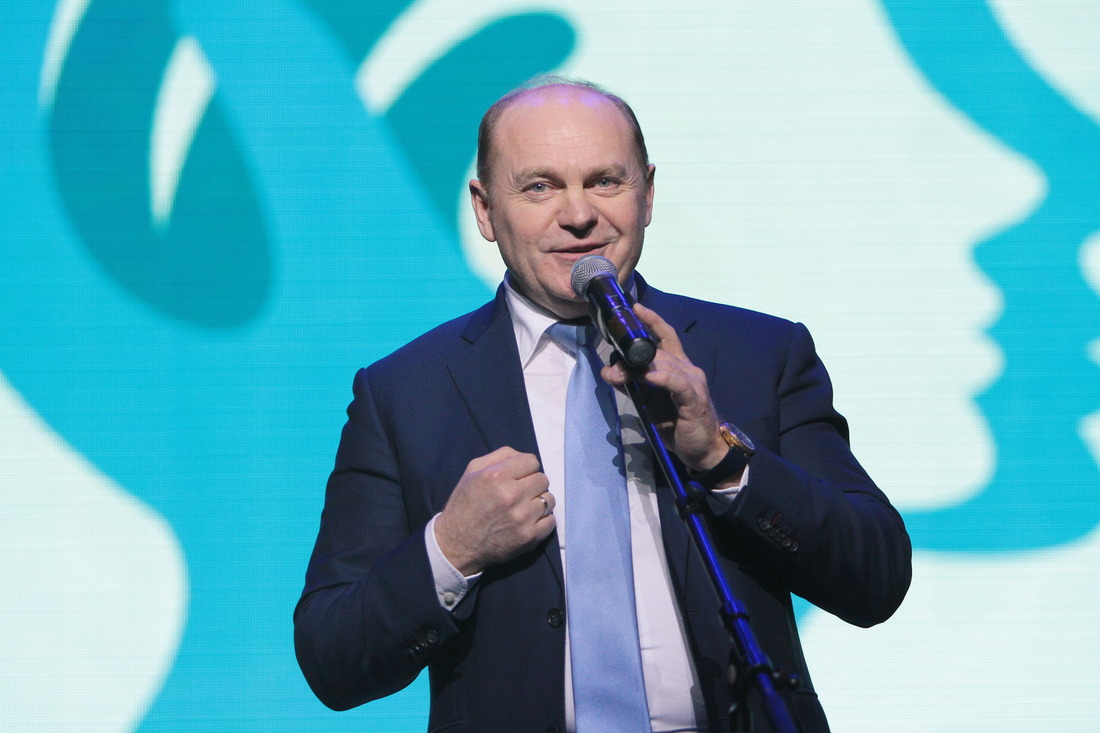 Генеральный директор ООО "Газпром трансгаз Югорск" Пётр Созонов приветствует участников конкурса